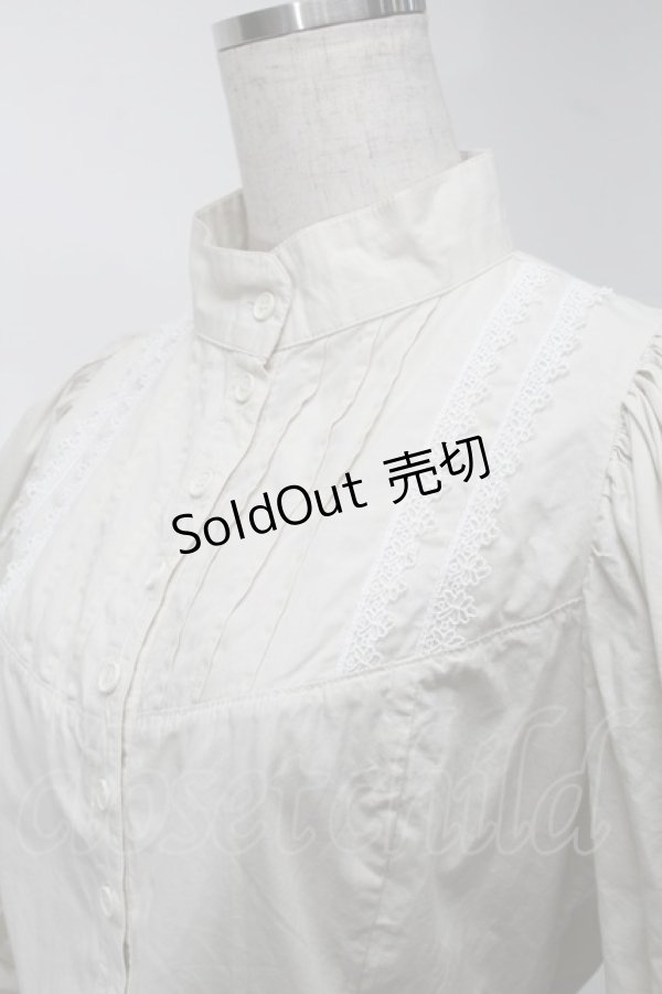 画像3: ATELIER PIERROT / 立ち襟レース七分丈ブラウス  ベージュ S-25-08-21-006-EL-BL-HR-ZS (3)