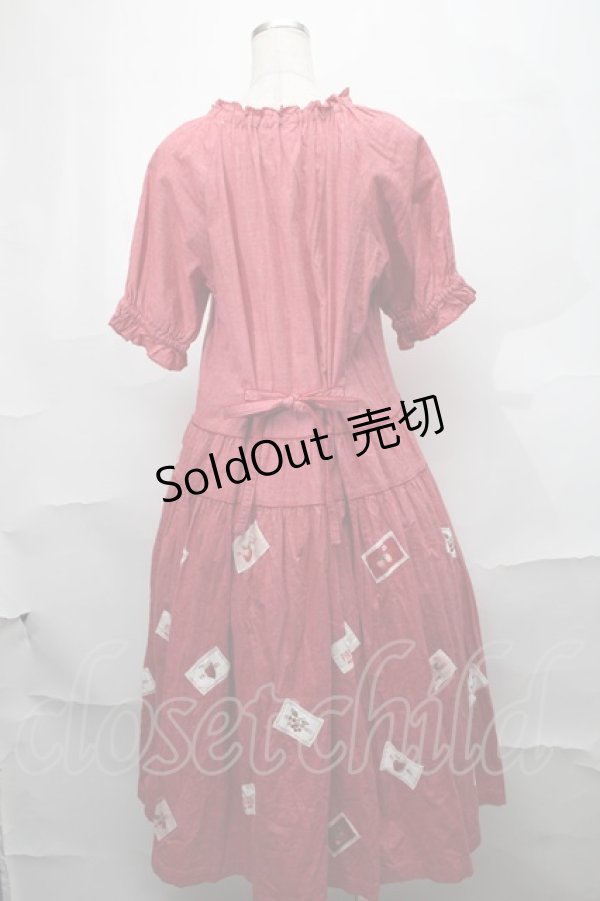 画像2: PINK HOUSE / PINK HOUSE×HELLO KITTY ネームワッペン使いワンピース  赤 S-25-08-29-050-LO-OP-HR-ZS (2)