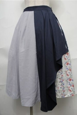 画像: axes femme / スカーフ風花柄切替スカート  紺ｘ白 S-25-08-31-053-AX-SK-AS-ZS