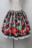 画像1: Angelic Pretty / 摘みたていちごエプロン風スカート  黒 S-25-09-06-051-AP-SK-AS-ZT224 (1)