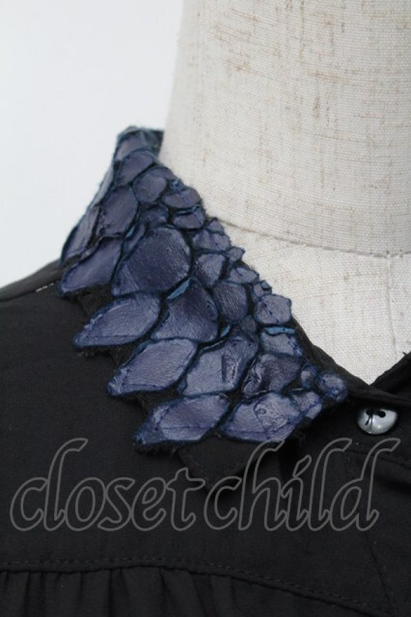 画像3: DARK RED  RUM / 襟鱗デザインレース切替シャツ  黒ｘ青 S-25-09-29-047-HN-BL-HR-ZS (3)