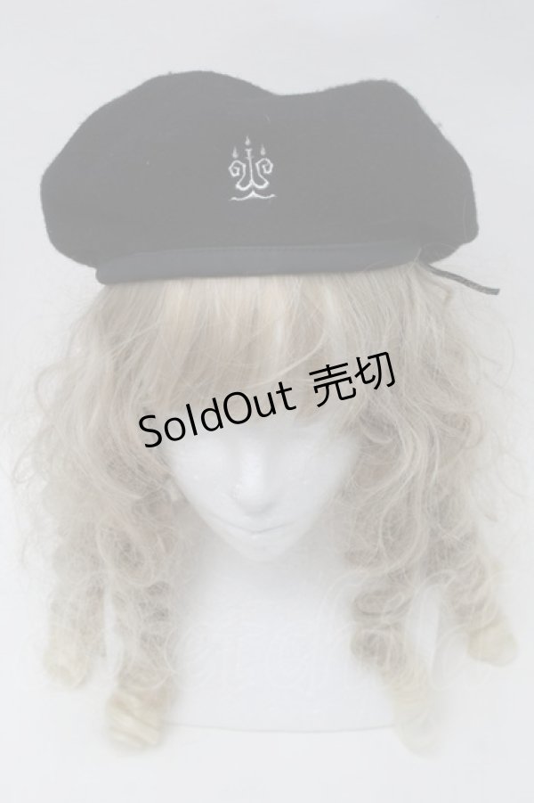 画像2: Moi-meme-Moitie / 燭台ロゴ刺繍ベレー帽  黒 S-25-09-29-028-MO-AC-AS-ZS (2)