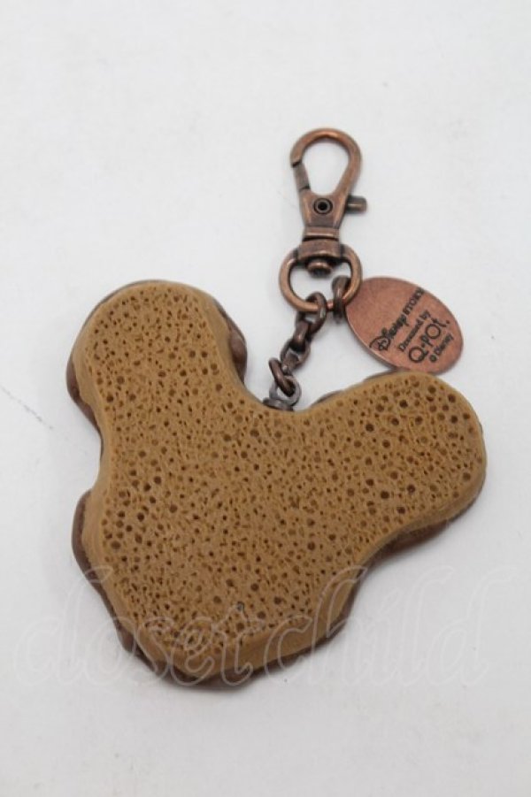 画像2: Q-pot. / ミッキーマウス/チョコケーキバッグチャーム  ブラウン S-25-10-07-019-QP-ZA-HR-ZS (2)