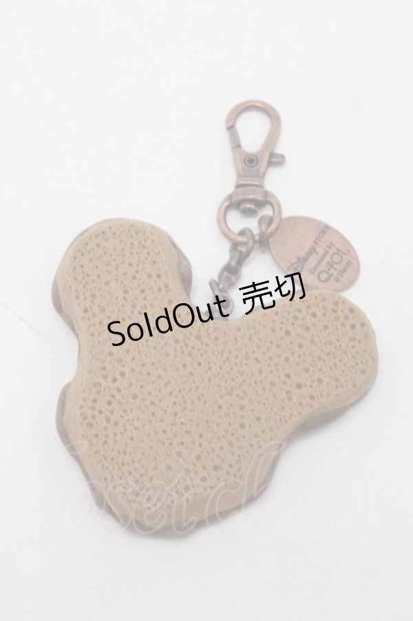 画像2: Q-pot. / ミッキーマウス/チョコケーキバッグチャーム  ブラウン S-25-10-07-019-QP-ZA-HR-ZS (2)