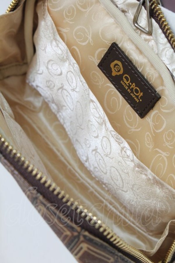 画像4: Q-pot. / ビターチョコレートスクエアポーチ  ブラウン S-25-10-11-005-QP-ZA-HR-ZS (4)