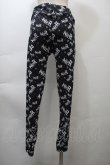 画像2: NieR Clothing / 総柄レギンスパンツ  黒 S-25-10-26-060-PU-PA-HR-ZS (2)