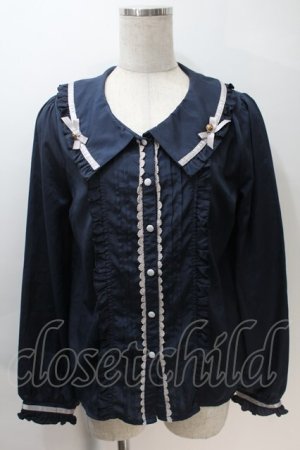 画像: axes femme POETIQUE / 釦デザインフリルブラウス  紺 S-25-10-30-026-AX-TO-HR-ZS