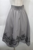 画像1: axes femme / 裾刺繍イレヘムスカート  グレー S-25-10-31-050-AX-SK-AS-ZS (1)