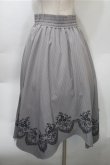 画像2: axes femme / 裾刺繍イレヘムスカート  グレー S-25-10-31-050-AX-SK-AS-ZS (2)