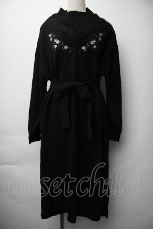 画像: axes femme / 刺繍入りレイヤード風ニットワンピース  黒 S-25-11-06-042-AX-OP-HR-ZS