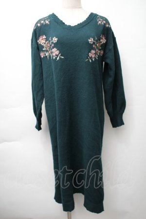 画像: axes femme / フラワー刺繍ニットワンピース  グリーン S-25-11-14-046-AX-OP-HR-ZS