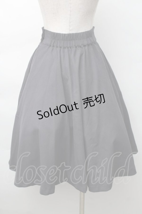 画像2: Fi.n.t / ビット使いタックフレアースカート  グレー S-25-11-14-055-CA-PA-HR-ZS (2)