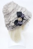 画像2: axes femme / カメオ付きファー帽子  グレー S-25-11-14-011-AX-TO-HR-ZS (2)