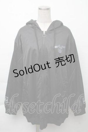 画像: NieR Clothing / プリントブルゾンジャケット  黒 S-25-11-23-021-PU-JA-AS-ZS