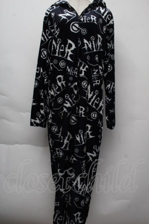 画像: NieR Clothing / ロゴ総柄オールインワン  黒ｘ白 S-25-11-26-038-PU-OP-HR-ZS