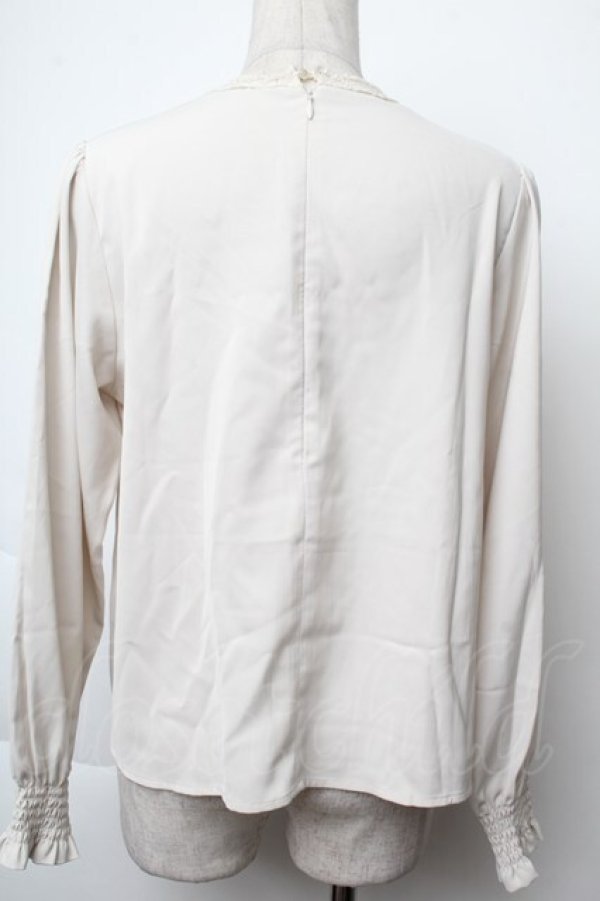 画像2: an another angelus / ステンドグラス風レースヨークブラウス  ベージュ S-25-11-28-1016-CA-BL-AS-ZS (2)