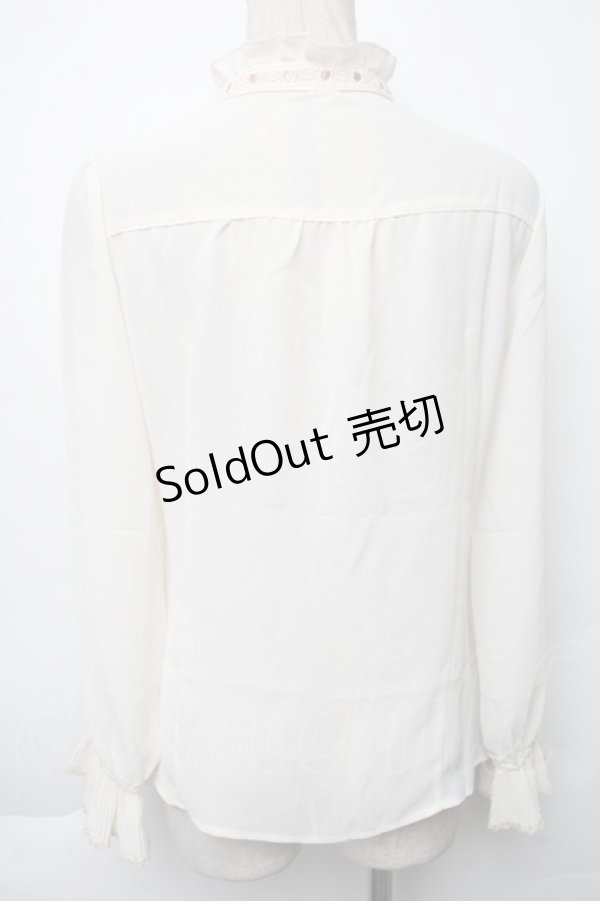 画像2: axes femme / 袖プリーツスタンドフリルブラウス  オフ S-25-11-30-008-AX-BL-AS-ZS (2)