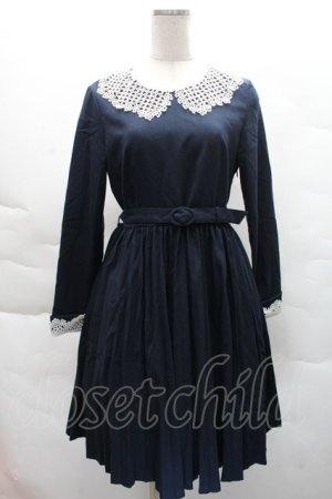 画像: F i.n.t / レース衿アコーディオンプリーツワンピース  紺 S-25-12-08-026-CA-OP-HR-ZS