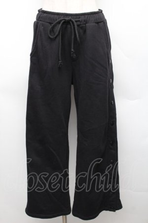 画像: KRY CLOTHING / 刺繍サイドボタンスウェットパンツ  黒 S-25-12-16-048-EL-PA-HR-ZS