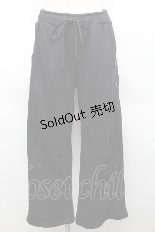 画像1: KRY CLOTHING / 刺繍サイドボタンスウェットパンツ  黒 S-25-12-16-048-EL-PA-HR-ZS (1)