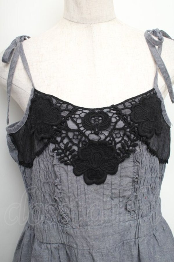 画像3: axes femme / レースフリルデニムキャミワンピース  ブルー S-25-12-25-043-AX-OP-TK-ZS (3)