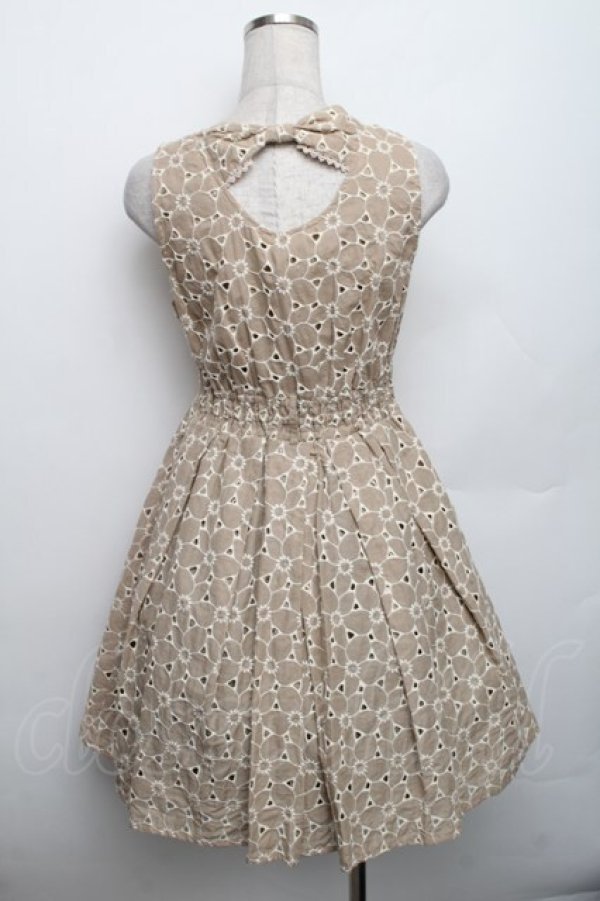 画像2: axes femme NOSTALGIE / 配色レースワンピース  ベージュ S-25-12-30-046-AX-OP-HR-ZS (2)