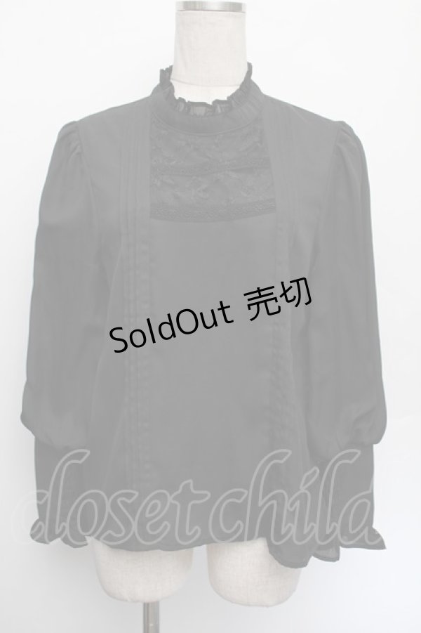 画像1: axes femme NOSTALGIE / 胸元レース切替ピンタックブラウス F 黒 S-26-01-04-018-AX-BL-TK-ZS (1)