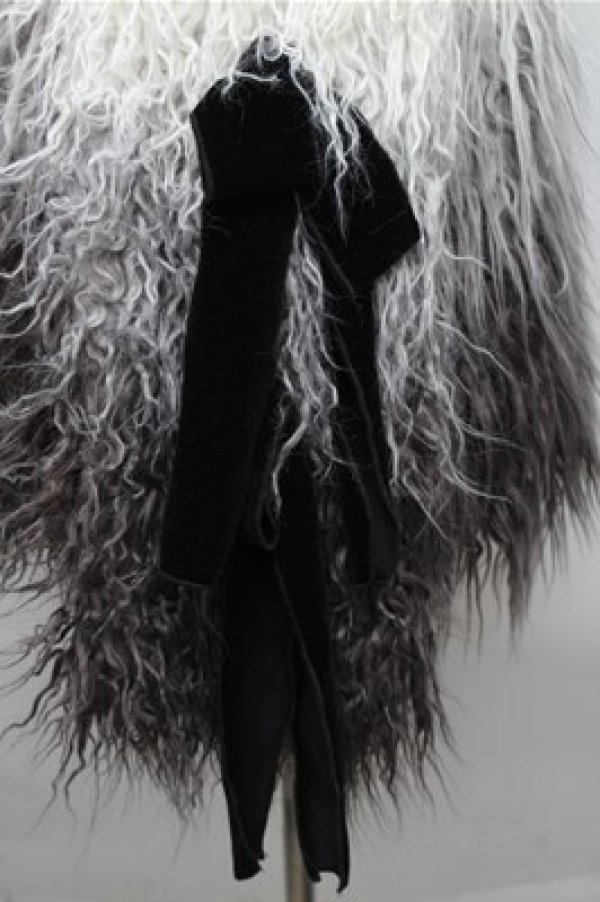 画像4: BLOOD SUPPLY（海外ブランド） / 袖リボンファーコート  黒ｘ白 S-26-01-09-004-EL-SK-HR-ZS (4)