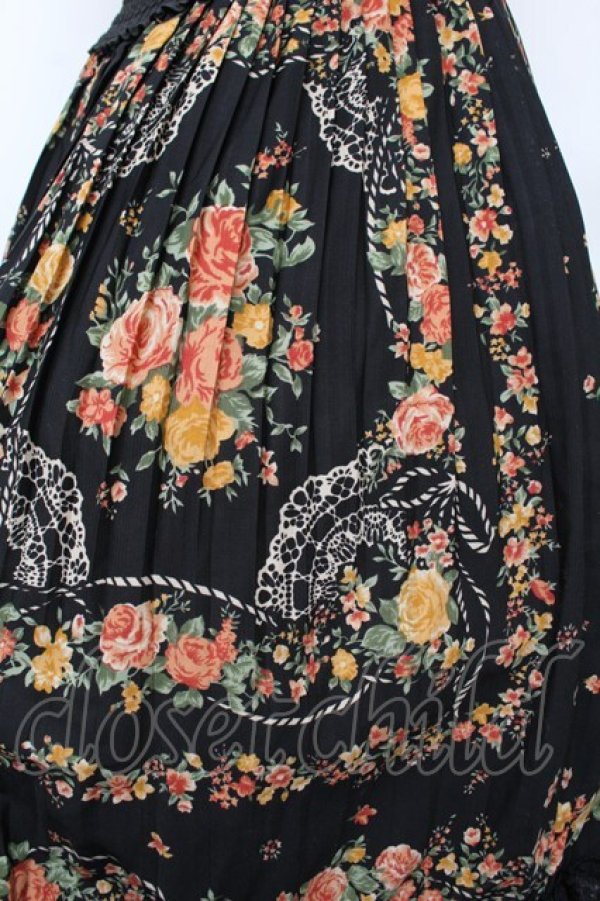 画像3: axes femme / スカーフ柄プリーツスカート  黒 S-26-01-10-062-AX-SK-HR-ZS (3)