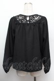 画像3: Fi.n.t / フラワーレース切り替えリボンブラウス  黒 S-26-01-13-013-CA-BL-HR-ZS (3)