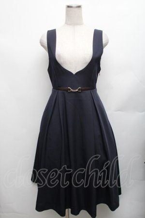 画像: F i.n.t / チェーンビット使いディープVネックジャンパースカート  紺 S-26-01-23-035-CA-OP-HR-ZT033