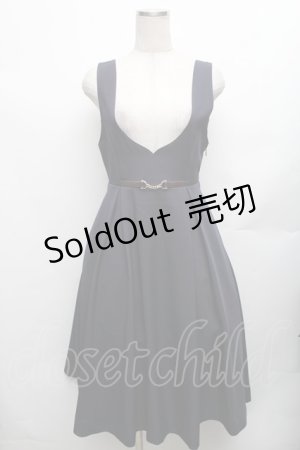 画像: F i.n.t / チェーンビット使いディープVネックジャンパースカート  紺 S-26-01-23-035-CA-OP-HR-ZT033