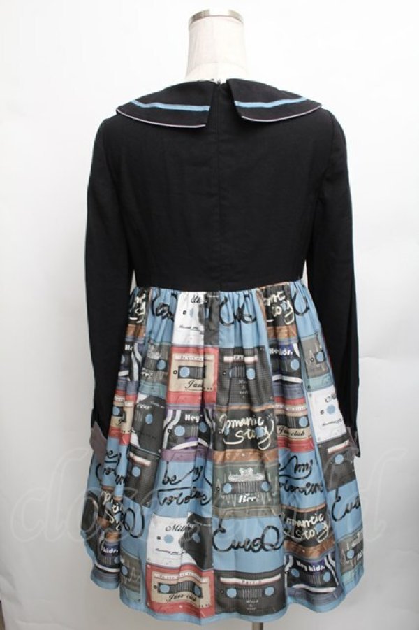 画像2: Cute.Q / カセットテープ柄ワンピース  黒Ｘブルー S-26-01-23-040-EL-OP-SA-ZT157 (2)