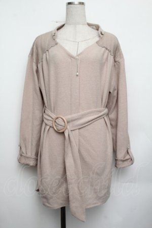 画像: axes femme / ベルト付抜き襟カットチュニ  ベージュ S-26-01-25-027-AX-OP-AS-ZS