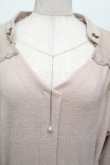 画像4: axes femme / ベルト付抜き襟カットチュニ  ベージュ S-26-01-25-027-AX-OP-AS-ZS (4)