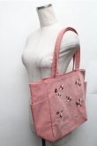 画像3: Maison de FLEUR / コスモス刺繍サイドポケットMトート  ダークピンク S-26-01-27-028-LO-BG-AS-ZS (3)