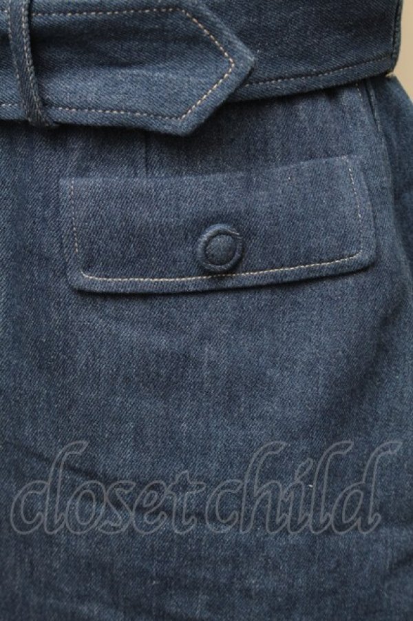 画像3: F i.n.t / 太ベルトVネックデニムジャンパースカート F ブルー S-26-01-28-029-CA-OP-TE-ZS (3)