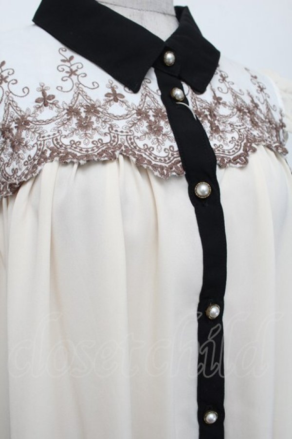 画像2: axes femme / ヨーク刺繍イレヘムチュニック  オフ S-26-01-29-040-AX-TO-AS-ZS (2)