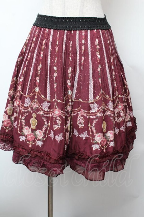 画像1: axes femme / パネル香水瓶柄プリーツスカート  ワイン S-26-02-04-058-AX-SK-HR-ZS (1)