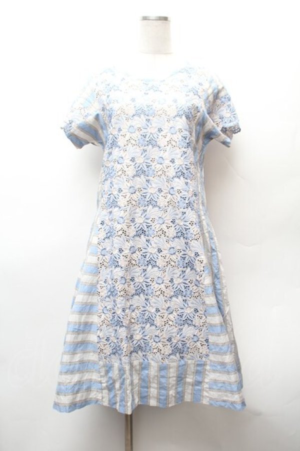 画像1: Jane Marple Dans Le Salon / 刺繍ストライプワンピース  サックスｘグレー S-26-02-05-049-JM-OP-AS-ZS (1)