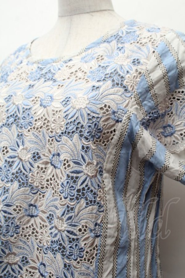 画像2: Jane Marple Dans Le Salon / 刺繍ストライプワンピース  サックスｘグレー S-26-02-05-049-JM-OP-AS-ZS (2)