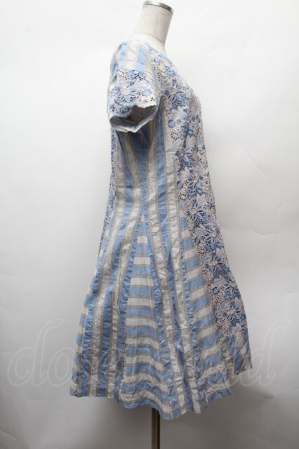 画像3: Jane Marple Dans Le Salon / 刺繍ストライプワンピース  サックスｘグレー S-26-02-05-049-JM-OP-AS-ZS (3)