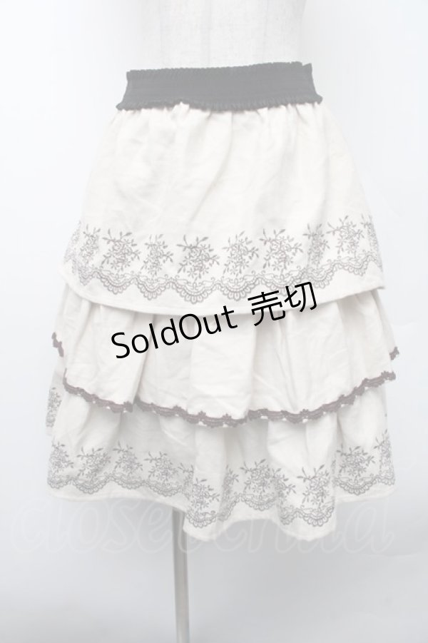 画像1: axes femme / 刺繍入ティアードスカート  オフ S-26-02-13-053-AX-CO-AS-ZS (1)