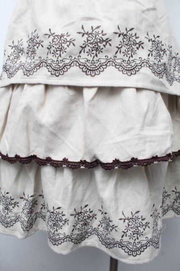 画像2: axes femme / 刺繍入ティアードスカート  オフ S-26-02-13-053-AX-CO-AS-ZS (2)