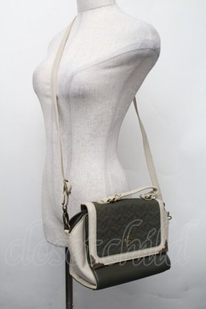 画像: axes femme / 蝶々キルティングバッグ  カーキ S-26-02-13-013-AX-BG-AS-ZS