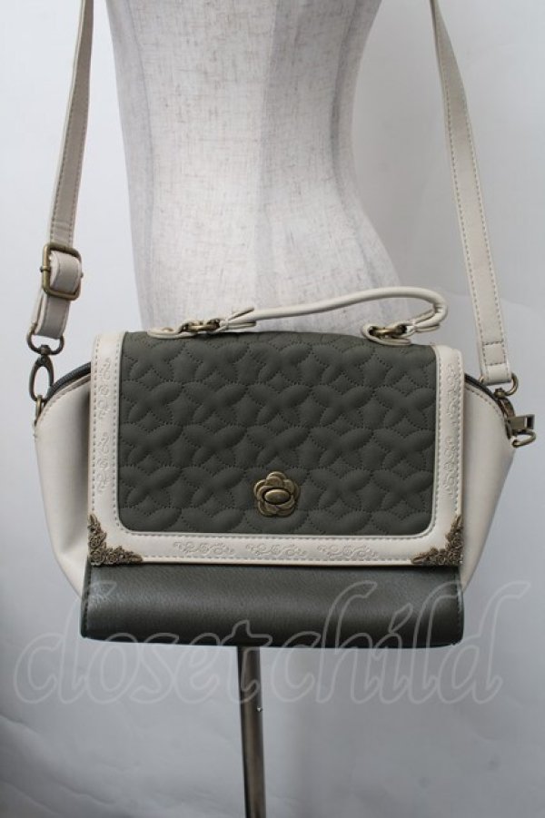 画像2: axes femme / 蝶々キルティングバッグ  カーキ S-26-02-13-013-AX-BG-AS-ZS (2)