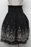 画像2: axes femme POETIQUE / ローズ刺繍スカラップスカート  黒 S-26-02-15-057-AX-SK-AS-ZS (2)