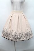 画像1: axes femme / ベルト付刺繍タックスカート  ベージュ S-26-02-17-054-AX-SK-HR-ZS (1)
