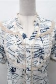 画像3: axes femme / アンティーク柄ブラウス  オフｘ紺 S-26-02-17-013-AX-BL-AS-ZS (3)