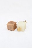画像1: Q-pot. / シュガーキューブピアス  ブラウンＸ白 S-26-02-18-001-QP-AC-AS-ZS (1)